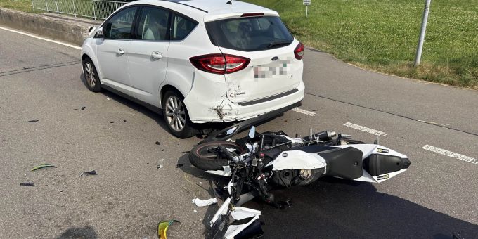 In Rapperswil-Jona sind ein Auto und ein Motorrad kollidiert. Kollision in Rapperswil-Jona