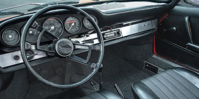 Das Cockpit des Porsche 912 ist funktional gestaltet, typisch für Sportwagen dieser Ära. Es bietet dem Fahrer alle wichtigen Instrumente und Bedienelemente in direkter Reichweite. Porsche 912