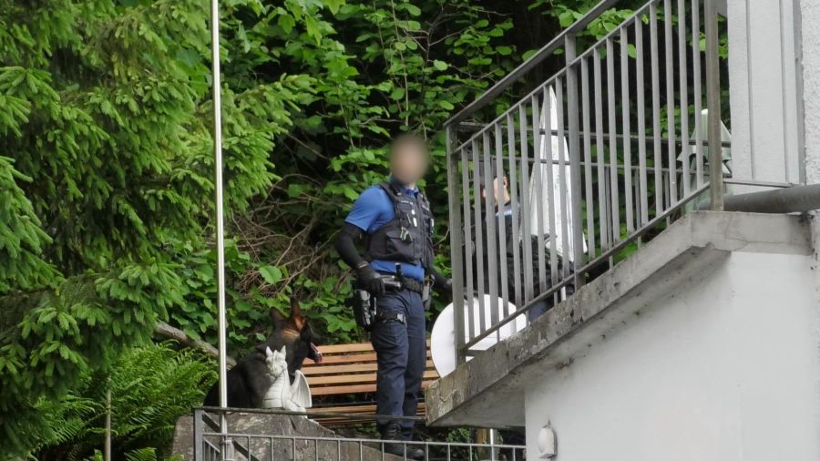 Die Polizei durchsucht Gärten, auch Spürhunde sind im Einsatz.