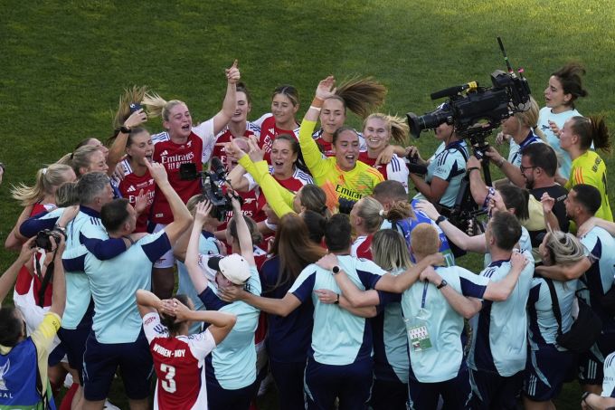 Die Frauen des FC Arsenal feiern den CL-Titel. FC Arsenal