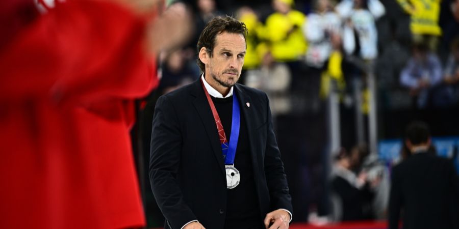 Fühlt sich wie in einer «Schockstarre»: Nati-Trainer Patrick Fischer mit der WM-Silbermedaille um den Hals.