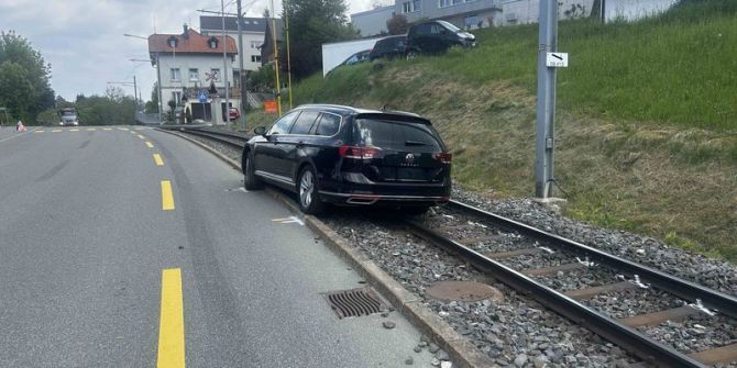 Unfallfahrzeug auf Schienen