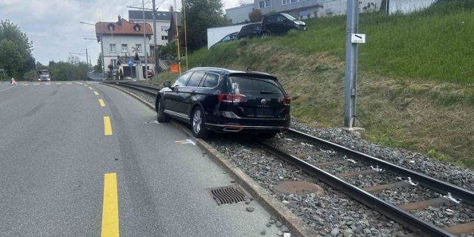 In Trogen ist eine Autofahrerin auf das Trasse der Appenzeller Bahnen gefahren. Unfallfahrzeug auf Schienen