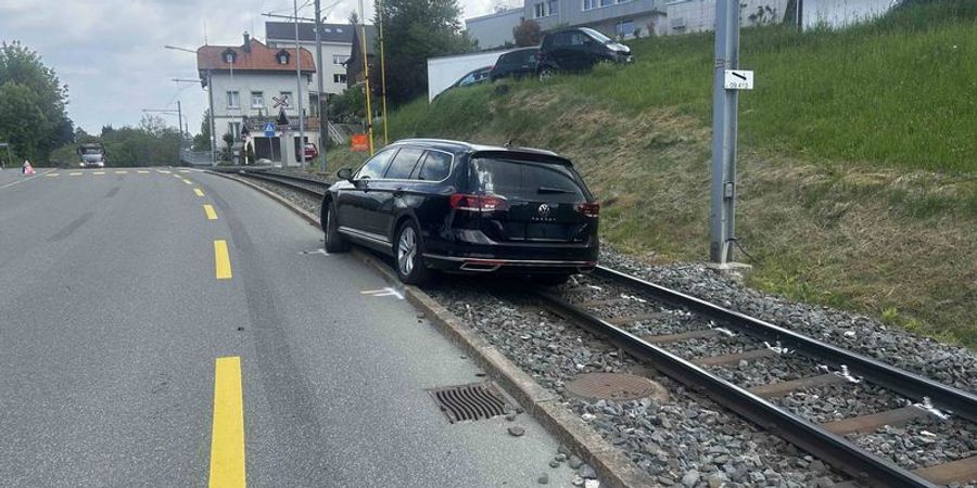 Unfallfahrzeug auf Schienen