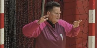 In der 1. Liga - Handball-Omi (60) steht noch einmal im Tor