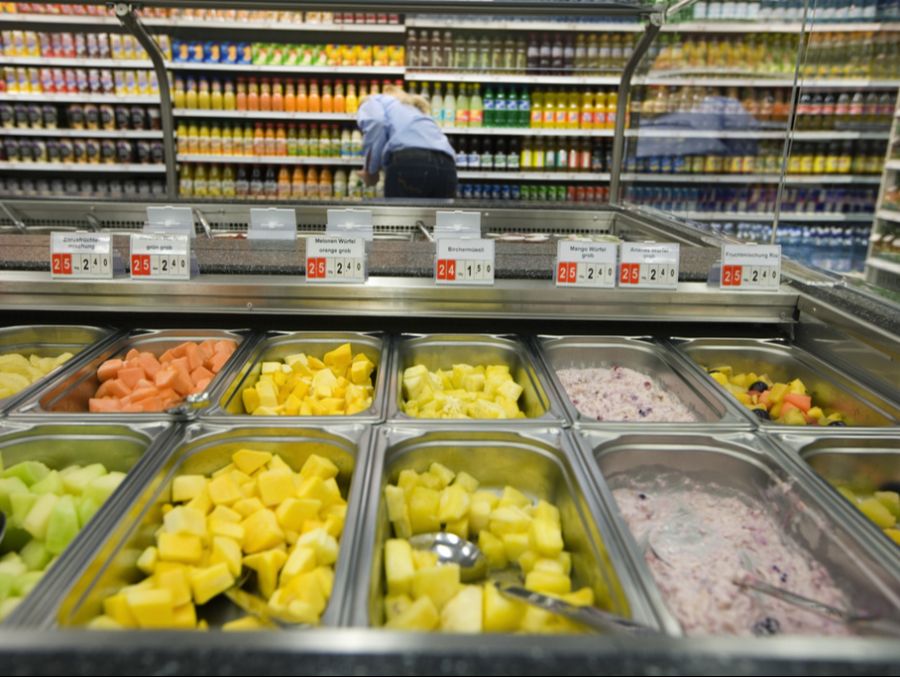 «Wir besetzen die Ferienjobs grundsätzlich mit Spontanbewerbungen von Jugendlichen sowie mit Angehörigen von Mitarbeitenden», heisst es bei Coop.