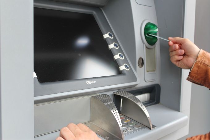 Der junge Mann nutzte seine Funktion aus, um sich selbst Beträge zu überweisen. (Symbolbild) Kassier Vereinskonto bestohlen Schulden