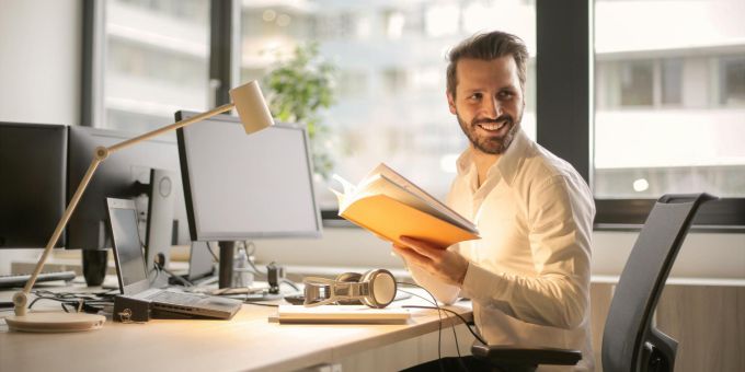 Wir verbringen einen beträchtlichen Teil unseres Lebens mit Arbeit. Um rundum glücklich zu sein, braucht es also auch den richtigen Job. Mann, Büro