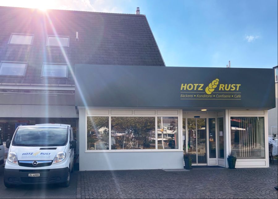 Der Modetrend mit den langen, bunten Fingernägeln macht der Bäckerei Hotz Rust AG in Baar (ZG) zu schaffen.