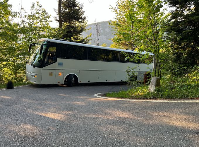 Aufgrund des Vorfalls musste die Strasse mehrere Stunden gesperrt werden. Strassensperre
