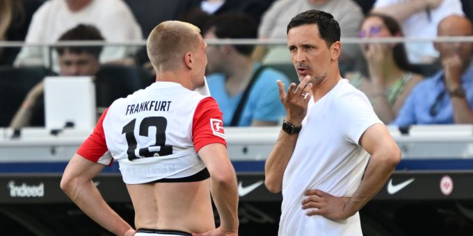 Eintracht Frankfurt mit Trainer Dino Toppmöller (r) wird gebüsst. Eintracht Frankfurt
