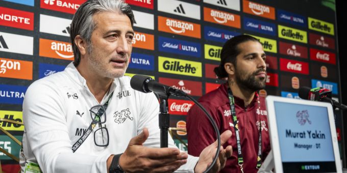 Murat Yakin und Ricardo Rodriguez sprechen an der Nati-Pressekonferenz. Schweizer Nati Murat Yakin