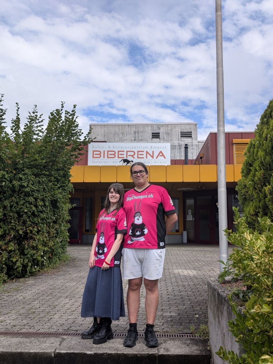 Norina Michel (links) und Andi Dobler (rechts) vor der Biberena in Biberist SO, wo die BigChungus LAN stattfinden wird.