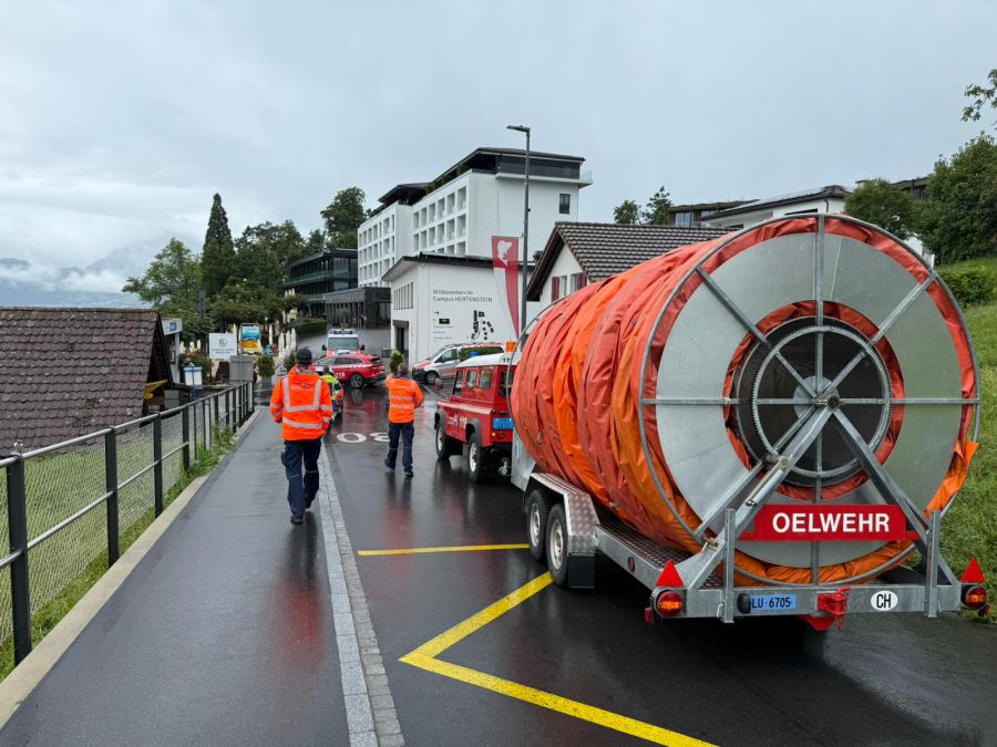 Auch eine Ölsperre wurde an den Unfallort gebracht.