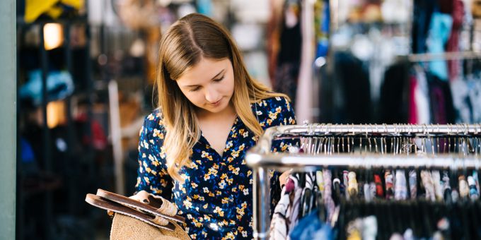 Der ständige Reiz durch neue Modetrends fördert den schnellen Konsum von Kleidung – mit schwerwiegenden Folgen für Umwelt und Ressourcen. Heilsarmee brocki.ch