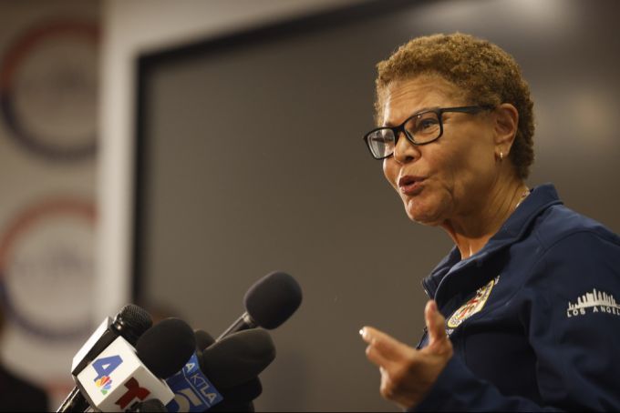 Die Bürgermeisterin von Los Angeles, Karen Bass, hat für einen kleinen Teil der Innenstadt eine vorübergehende Ausgangssperre verhängt. Los Angeles