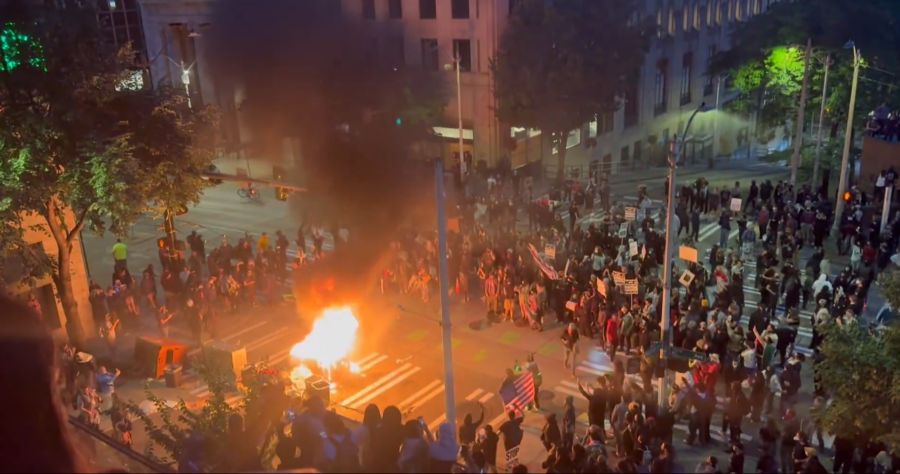 Protestierende haben sich um einen brennenden Müllcontainer versammelt. Es sollen «Intifada»-Rufe zu hören gewesen sein.