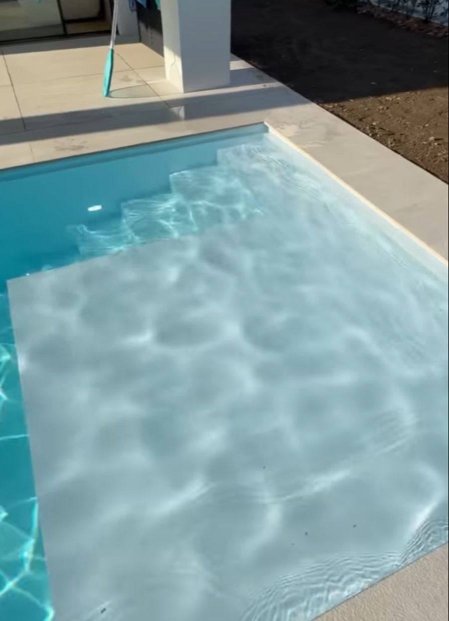 Im Naturpool kann sich die vierköpfige Familie bei der Sommerhitze abkühlen.