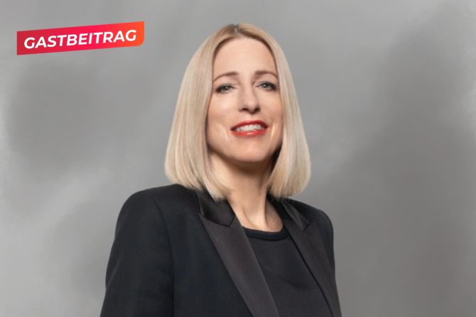 Porträtfoto Frau blond grau