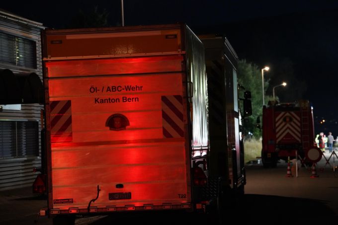 Die Öl- und ABC-Wehr ist in Rüti bei Büren vor Ort. rüti bei büren