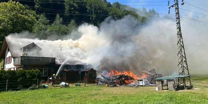Brand Hettiswil b. Hindelbank BE – 100 Kaninchen und Vögel sterben.