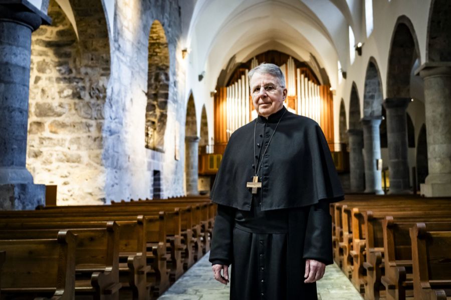 Auch gegen den Abt von Saint-Maurice, Jean Scarcella, gibt es Vorwürfe. Er soll einen Jugendlichen an den Hintern gefasst haben. Die Angelegenheit ist jedoch verjährt.