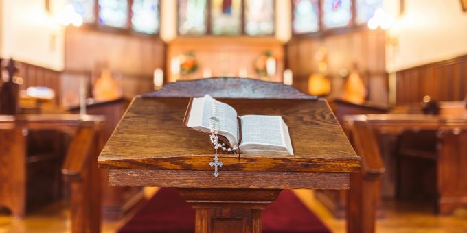 In Jaun FR hat ein deutscher Priester mit Kindern gearbeitet, obwohl ihm verboten wurde, je wieder mit Kindern oder Familien in Kontakt zu treten. Priester Jaun