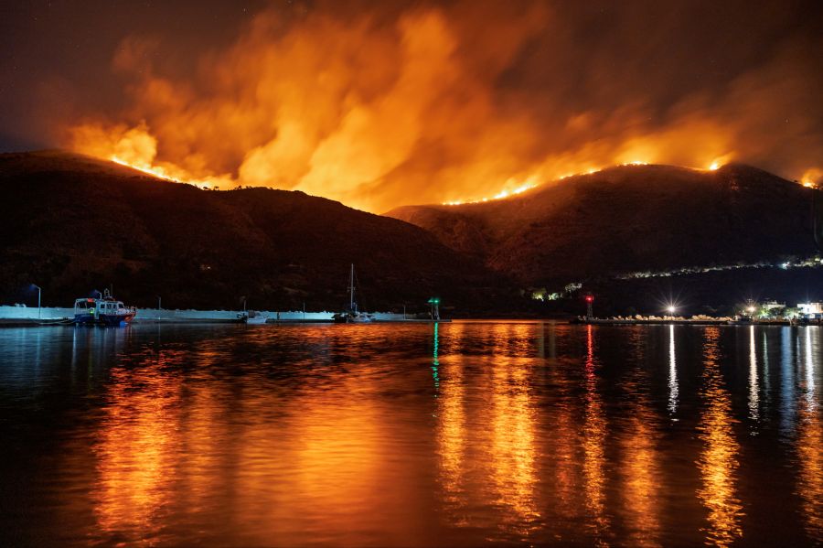 Auf der griechischen Insel Chios wütet seit Sonntag ein Waldbrand.