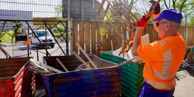 Der Andrang bei den Recyclinghöfen ist gross, die ERZ-Mitarbeitenden entsorgen im Akkord. Entsorgung Zürich