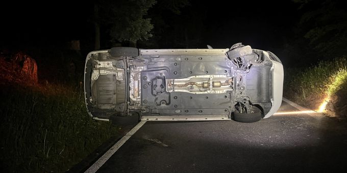 Reitnau AG: Auto kippt auf Seite – Lenker verletzt. Reitnau AG