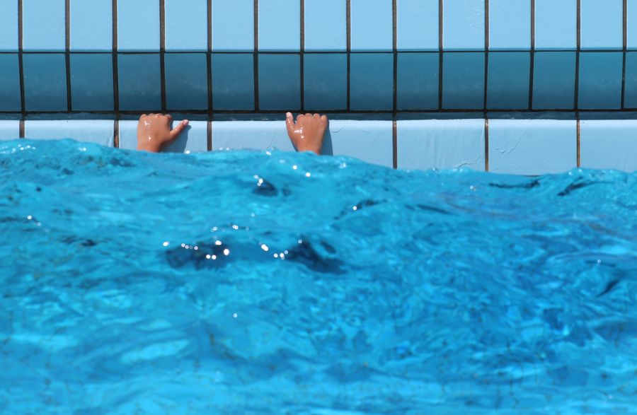 Doch eine Statistik verrät beunruhigende Zahlen: Immer weniger Schweizerinnen und Schweizer können schwimmen.