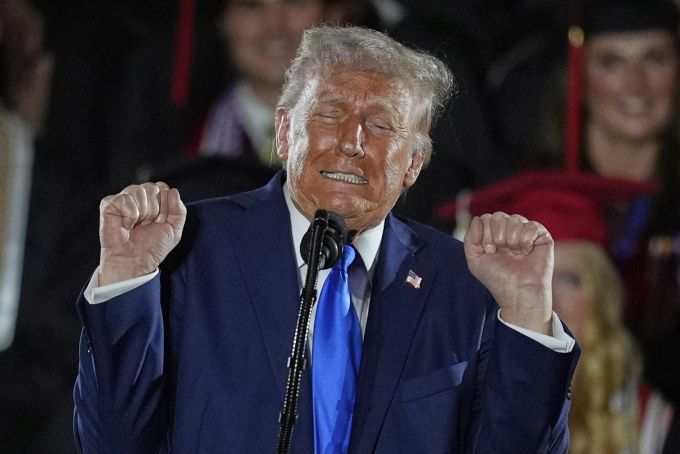 Politisch gibt es im Westen einen Trend nach rechts. Ein bekanntes Beispiel ist US-Präsident Donald Trump. Ironischerweise hat er kürzlich gescherzt, er wäre gerne Papst. Donald Trump