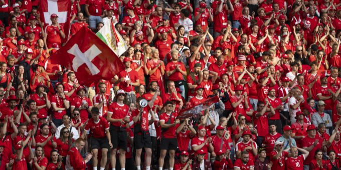 Fans der Schweizer Nati beim EM-Viertelfinal gegen England. (Archivbild) WM 2026