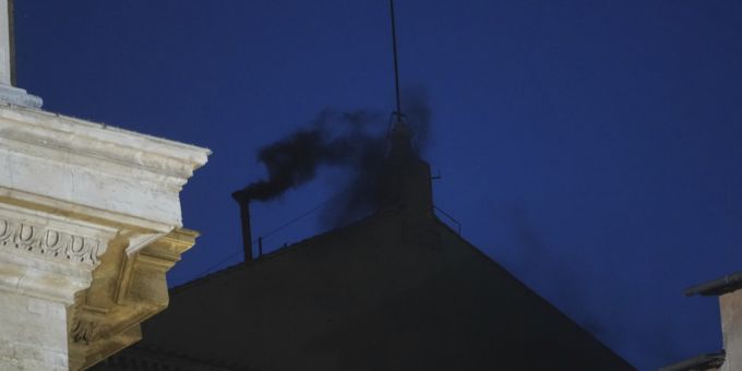 Schwarzer Rauch steigt aus dem Kamin der Sixtinischen Kapelle auf: Es wurde noch kein neuer Papst gewählt. vatikan