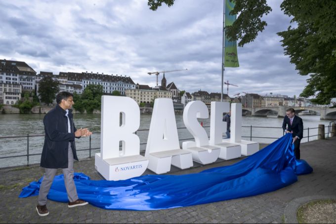 Die Sitzbank wird bis Ende Juli 2025 am Oberen Rheinweg zwischen der Mittleren Brücke und der Wettsteinbrücke stehen. Sitzbank ESC