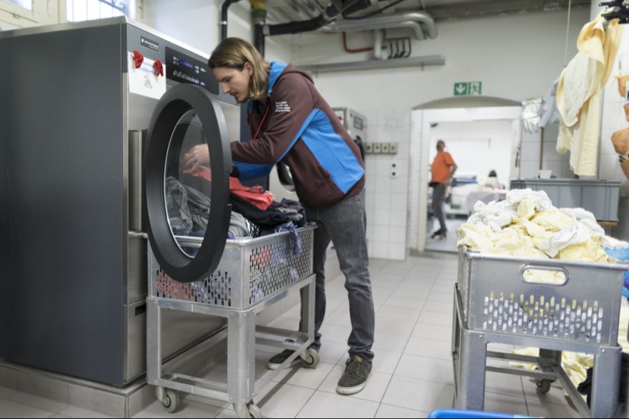 Ein Zivildienstleistender hilft in der Wäscherei von «Sprungbrett/Palettino», einem Angebot der Stadt Zürich für Menschen ohne Arbeit in schwierigen Lebenssituationen.