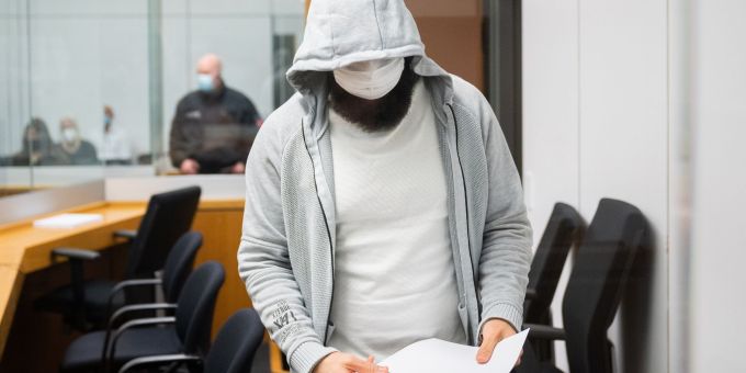 Abu Walaa 2021 vor dem Oberlandesgericht Celle – er klagt nun gegen seine Ausweisung nach seiner Haftentlassung. (Archivbild) Abu Walaa
