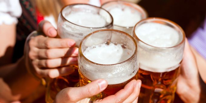 Die Mass Bier knackt auf dem Oktoberfest 2025 die 15-Euro-Marke. (Symbolbild) oktoberfest euro