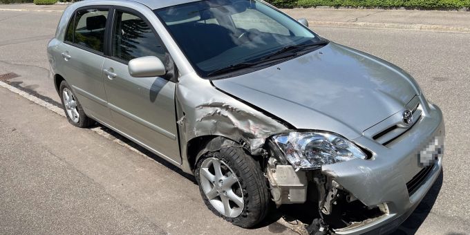 In Steinach verunfallte ein Autofahrer und fuhr mit platten Reifen weiter. Selbstunfall