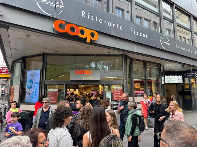 Platzprobleme gibt es auch beim Coop Pronto am Barfüsserplatz. Es bildet sich eine lange Schlange. ESC 2025