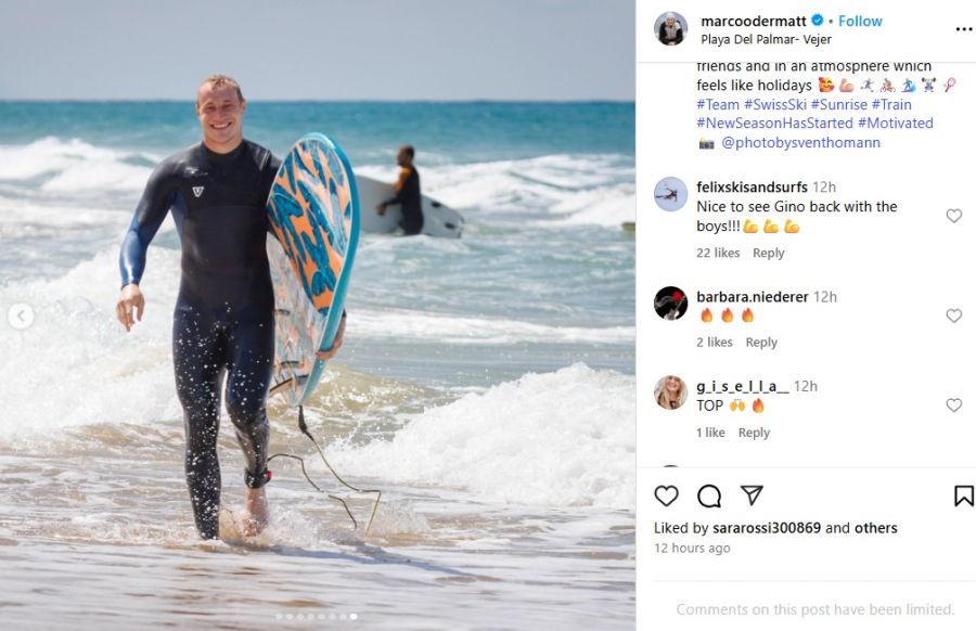 Marco Odermatt versucht sich auch Surfen.