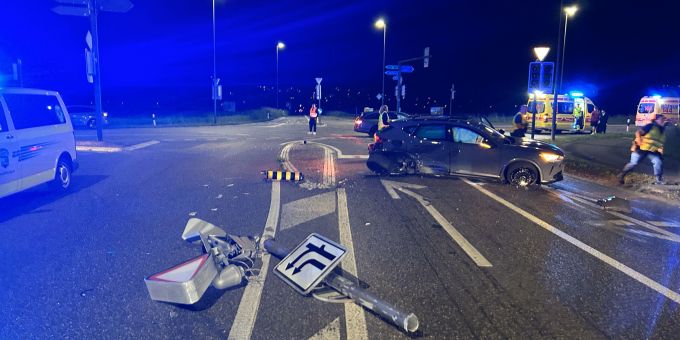 Da ein Autofahrer ein Rotlicht missachtete, kam es in Muhen zur Kollision zwischen zwei Autos. Kollision in Muhen