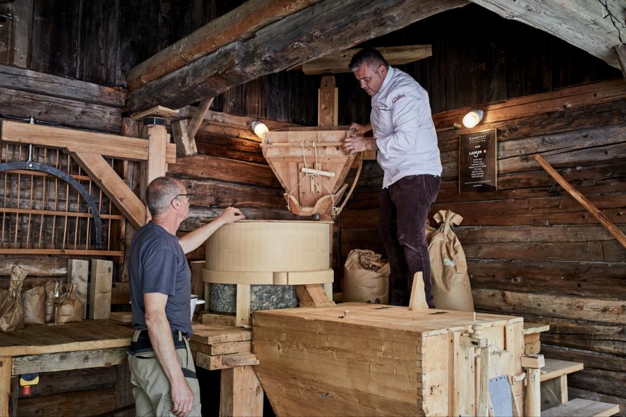 Der Gannerhof ist ein Gourmethotel, ein ehemaliger Bauernhof auf 1400 Metern über Meer. Bekannt ist der Gannerhof unter anderem für seine vorzüglichen Lammgerichte.
