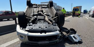 Niederbipp BE - Auto prallt in Lastwagen und überschlägt sich