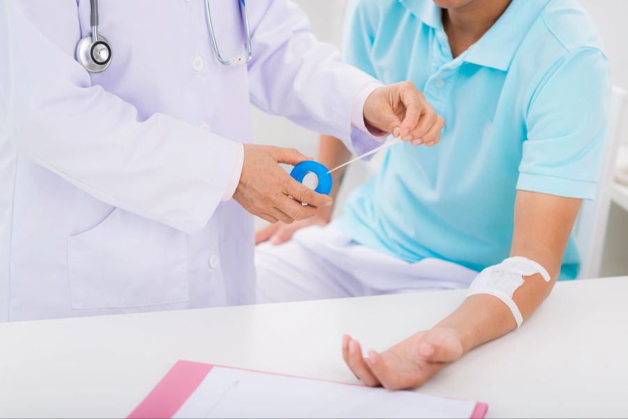Patient beim Arzt, Wundversorgung