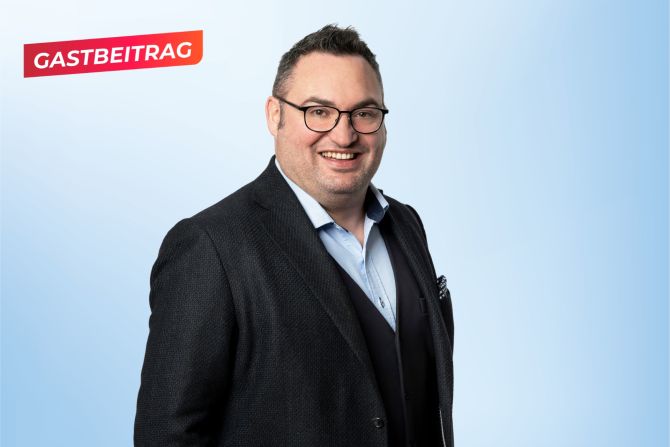 Mann Porträtfoto hellblau Gastbeitrag