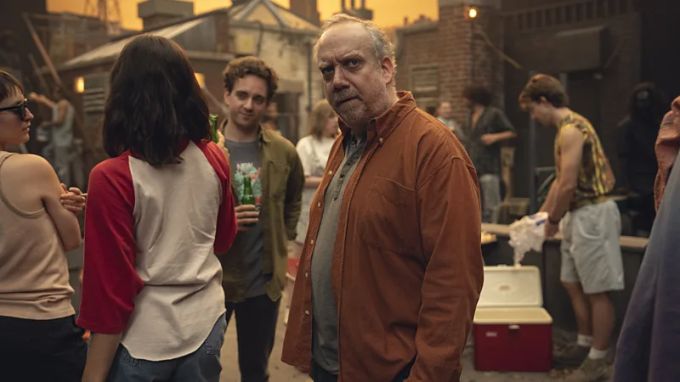 Mithilfe der Eulogy-Technologie kann Philipp (Paul Giamatti) buchstäblich in alte Fotos eintauchen. Netflix