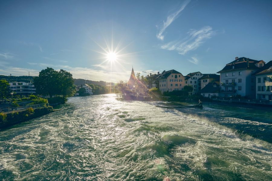 Darf es eine 3,5-stündige Wanderung sein? Der Weg vom Bahnhof Mellingen Heitersberg nach Bremgarten führt an einem wunderschönen Flussabschnitt der Reuss entlang, der seltene Pflanzen und Tiere wie Biber und Eisvögel beheimatet. Ziel ist die malerische Altstadt von Bremgarten.