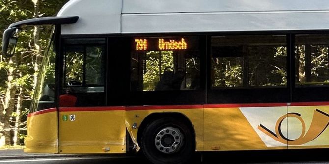 Beschädigtes Postauto