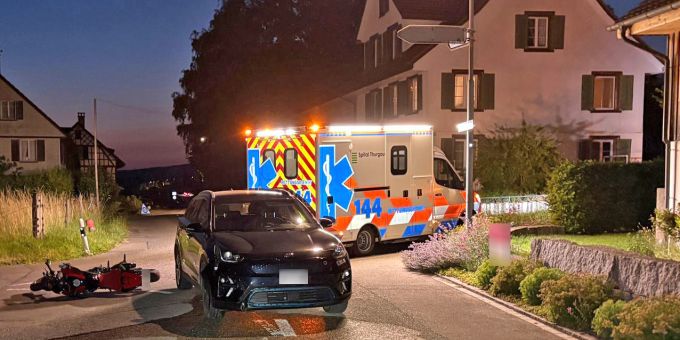 Der Motorradfahrer wurde leicht verletzt. kollision Boltshausen